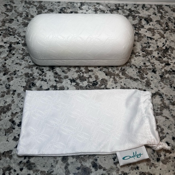 Oakley White Clam Shell Case Large Sunglasses Glasses Case & Sleeve - Picture 2 of 5